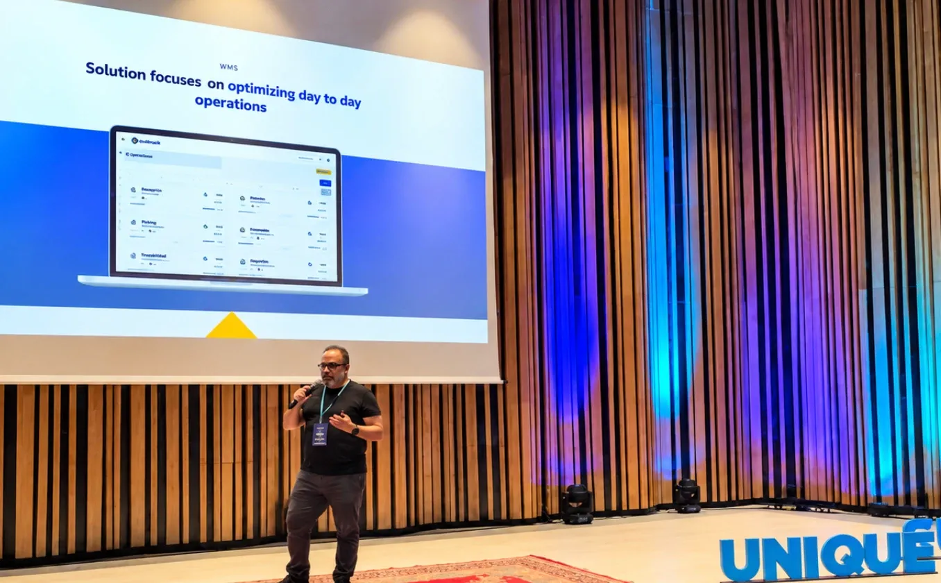 Carlos Alberto Dorta en el escenario de UNIQUE Summit, en Ostrava