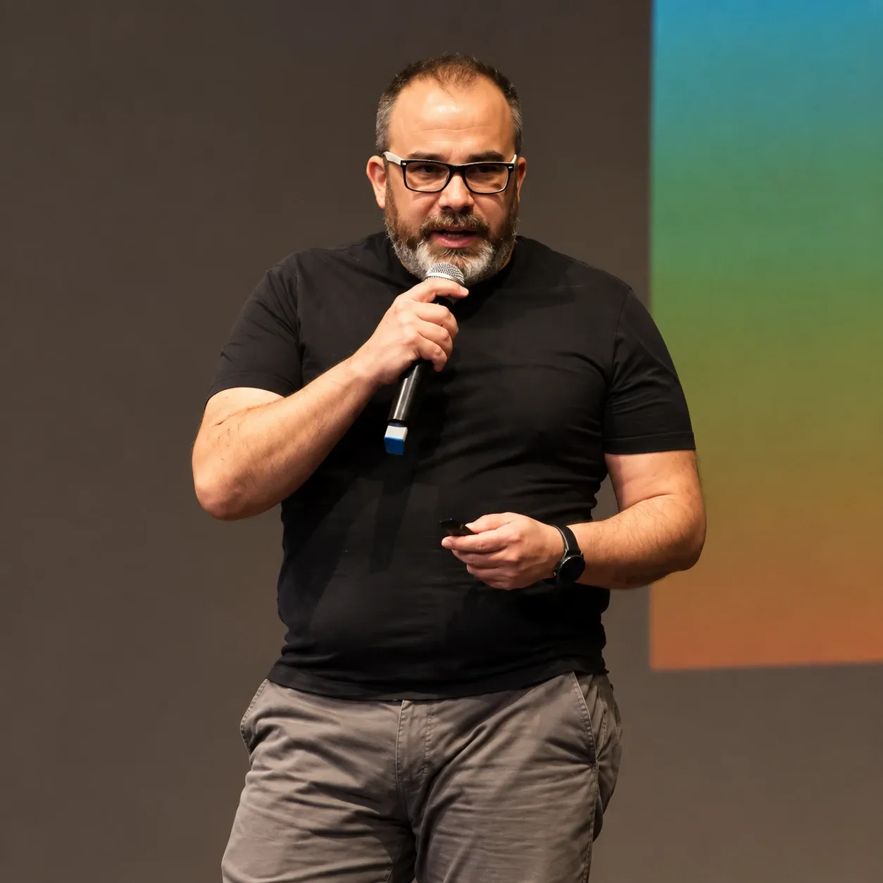 Carlos Alberto Dorta hablando con micrófono en un escenario